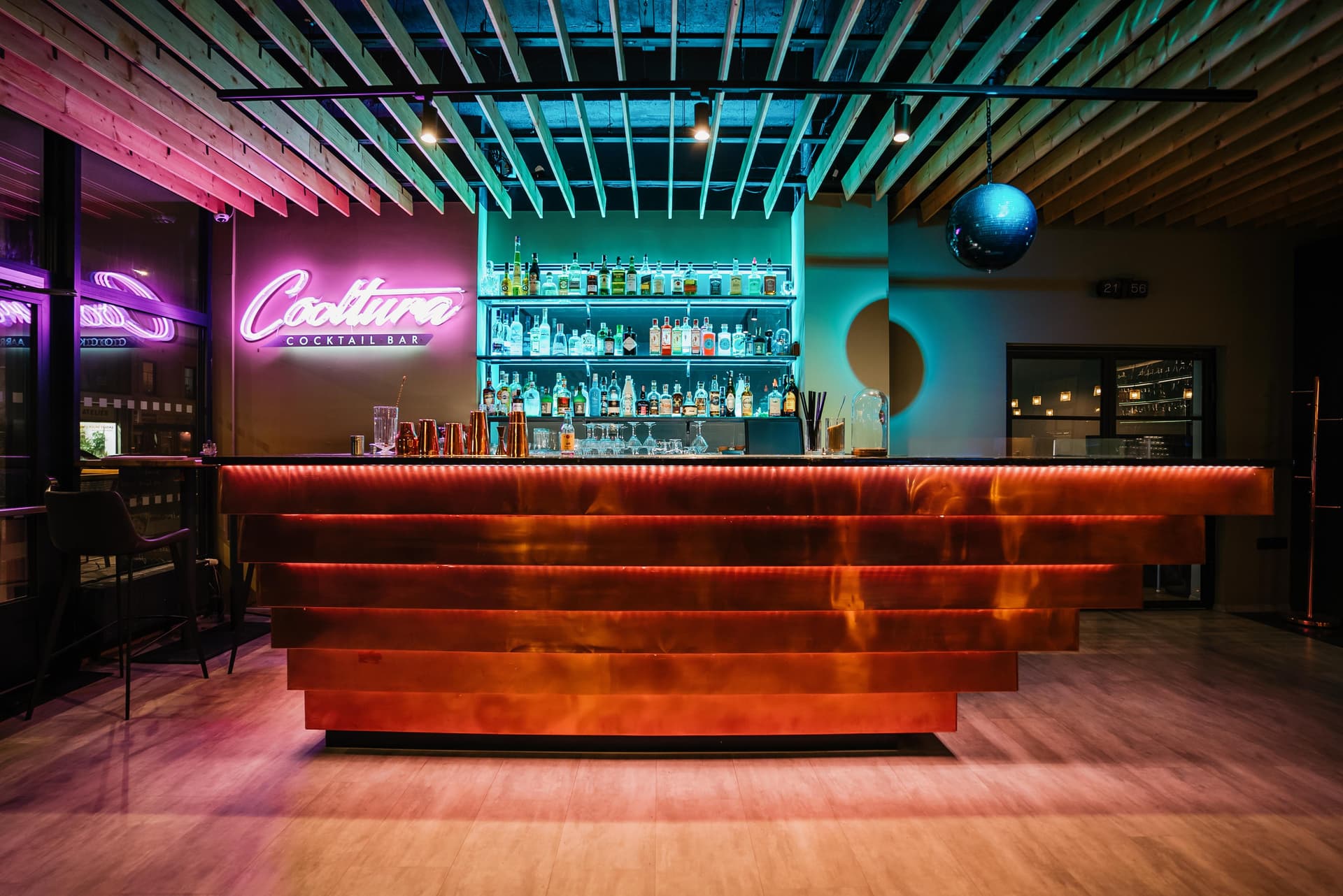 Cooltura Kolín - bar s neonovým nápisem