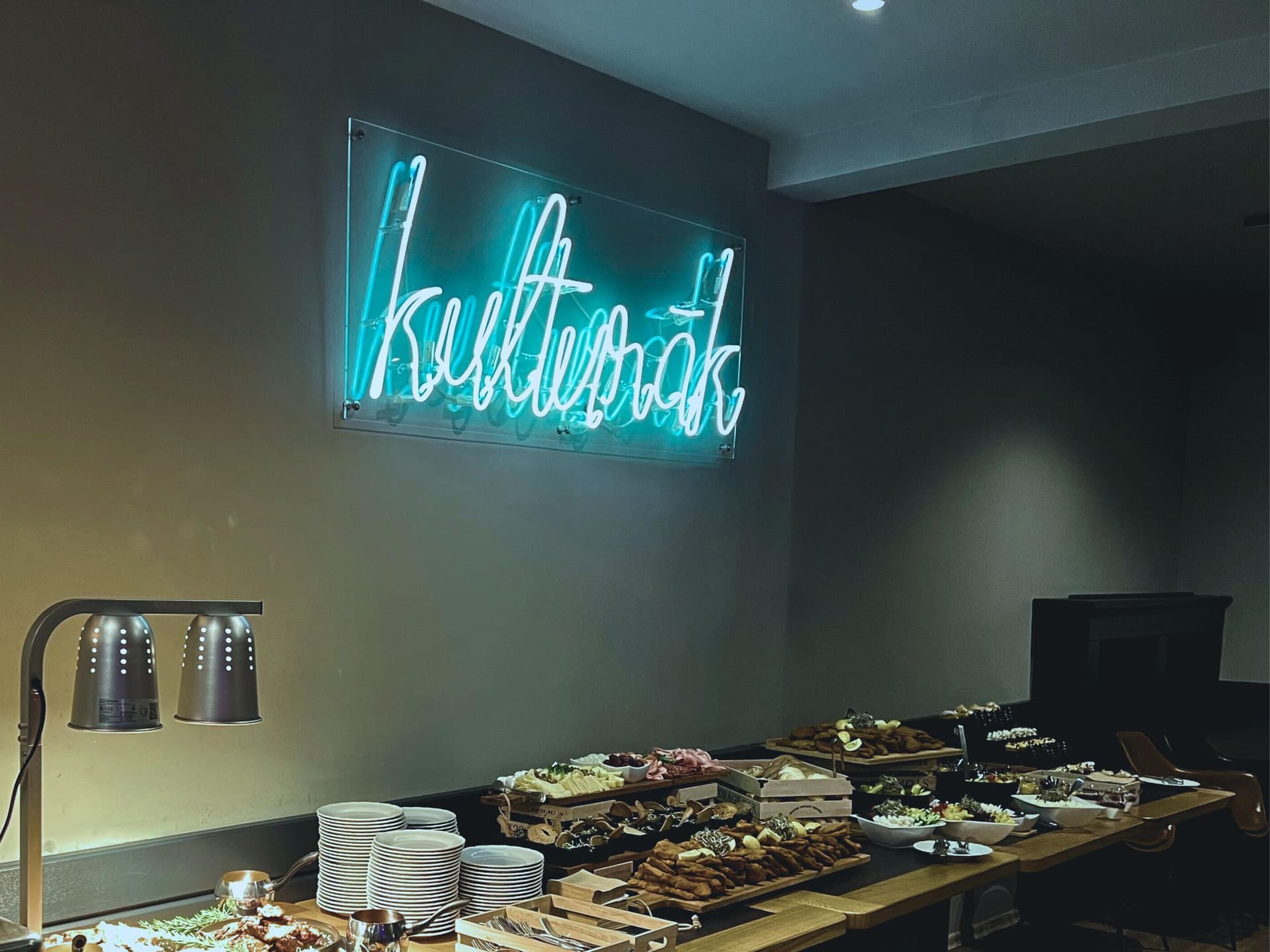 Lounge zóna s barem v Cooltuře Kolín